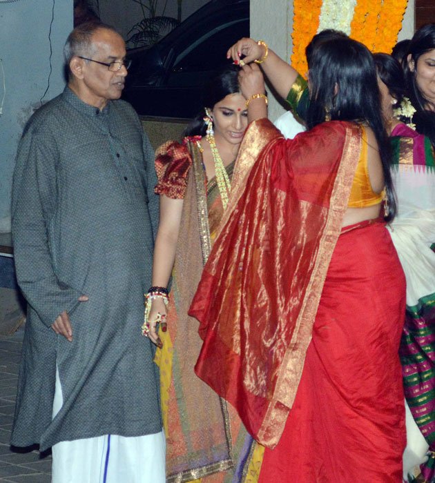 Vidyas mehndi ceremony, and family