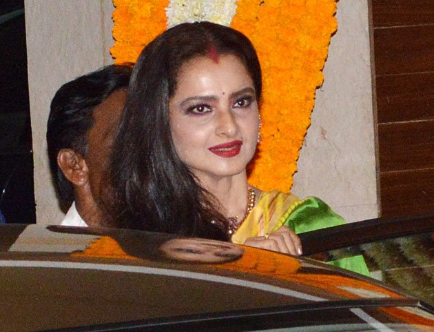 Vidyas mehndi ceremony was held at her Khar residence in Mumbai Rekha come